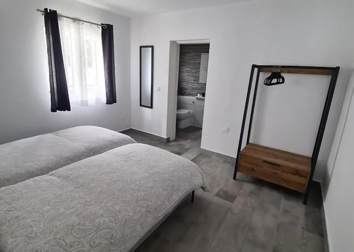 Oura - Large - Private Pool - 5 Bedrooms *